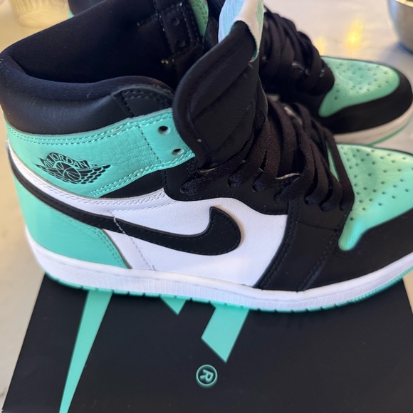 Air Jordan 1 Retro High OG GS 'Green Glow' 2024
Women’s 8.5 Men’s 7 - Picture 7 of 10